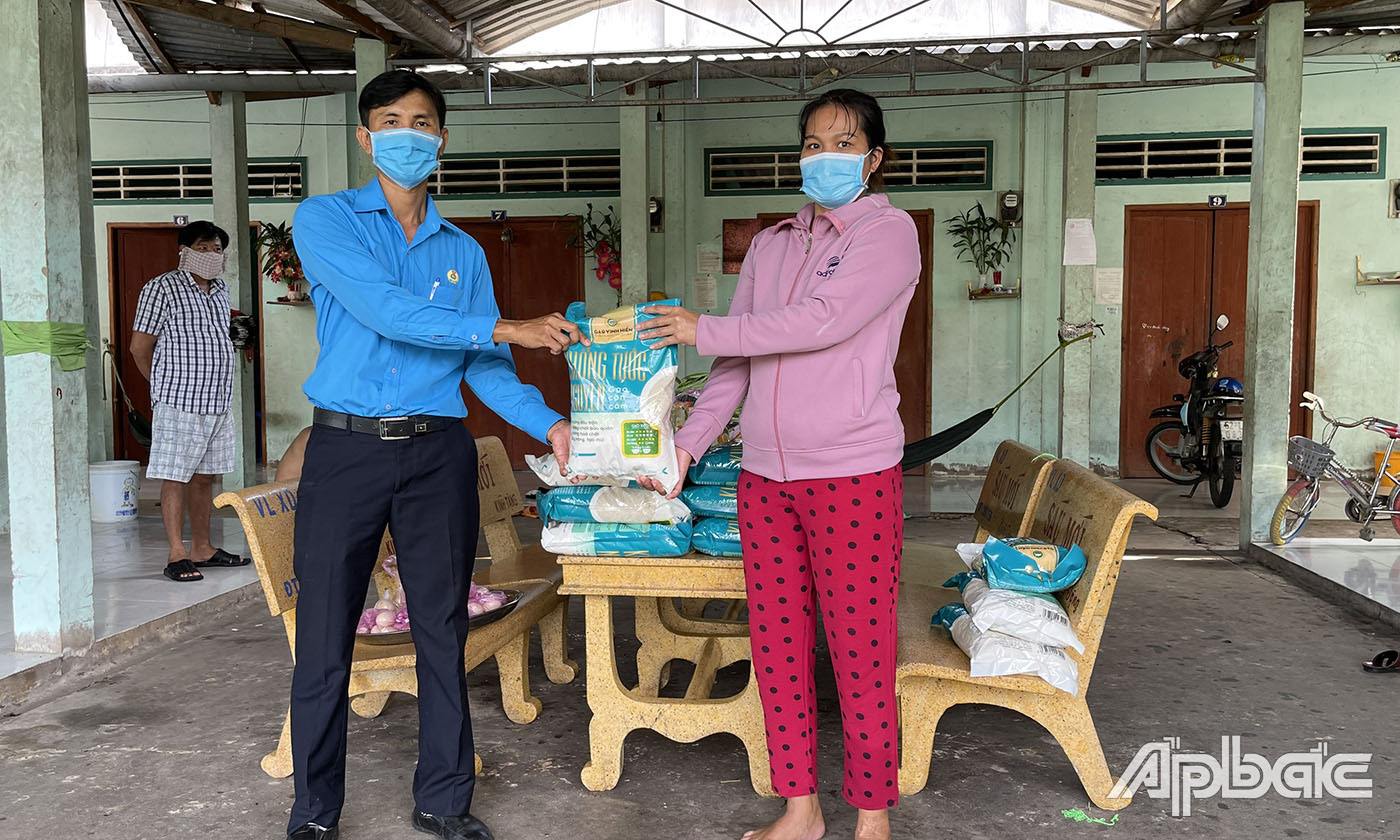 Thời gian qua các ngành, địa phương đã huy động mọi nguồn lực xã hội hỗ trợ người dân, nhất là lao động tự do khó khăn do bị ảnh hưởng bởi dịch Covid-19 để nguwoif dân