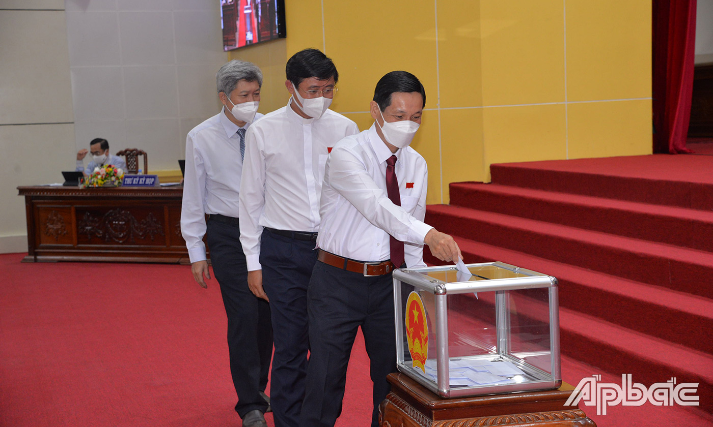 Đại biểu bỏ phiếu trực tiếp bầu các Ủy viên UBND tỉnh tại kỳ họp.