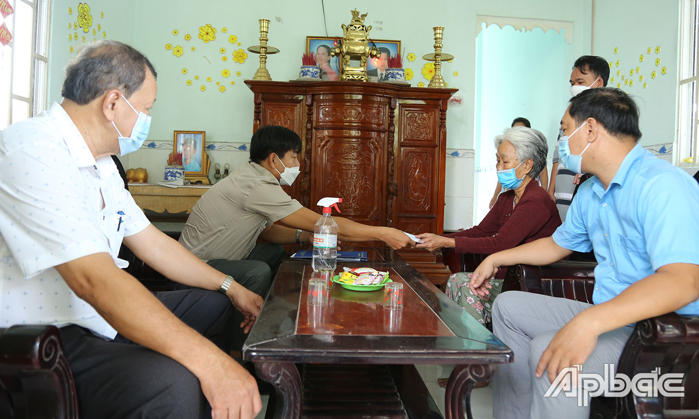 Thăm hộ gia đình ấp Mỹ Hưng C, xã Mỹ Đức  Đông, huyện Cái Bè tử vong 3 người (chồng,vợ, con) trong vụ tai nạn giao thôngxảy ra tại cầu  An Cư, xã An Cư 