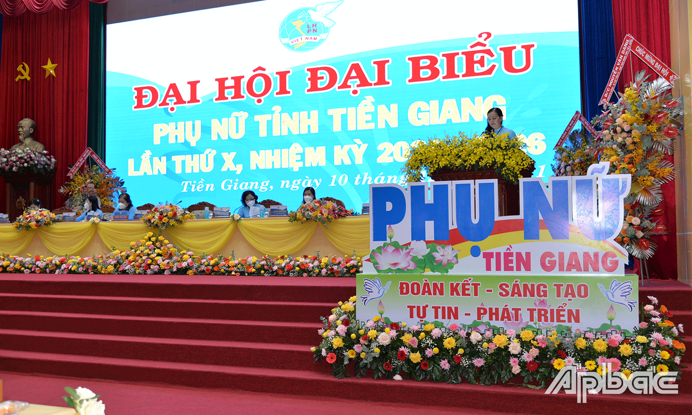 Chủ tịch Hội LHPN tỉnh Nguyễn Thị Kim Phượng phát biểu khai mạc Đại hội.