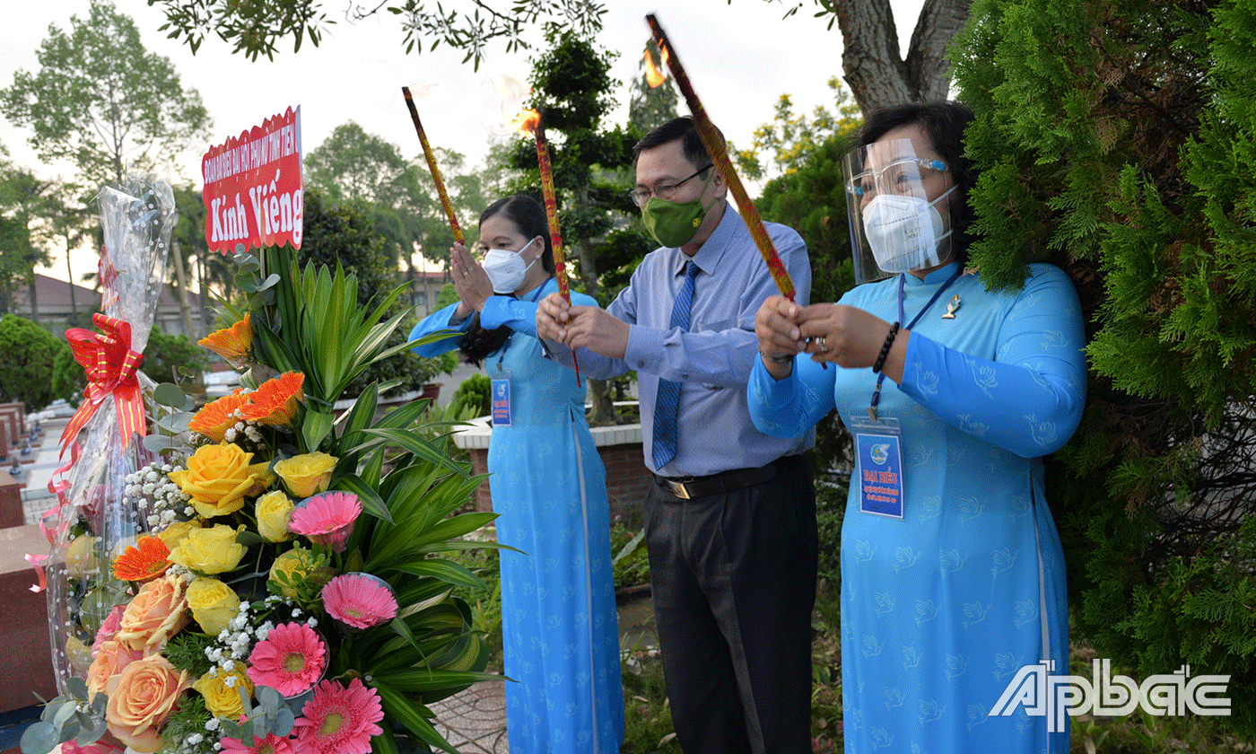 Lãnh đạo Ban Dân vận Tỉnh ủy và Hội LHPN tỉnh thắp nhang mộ và Nguyễn Thị Thập.
