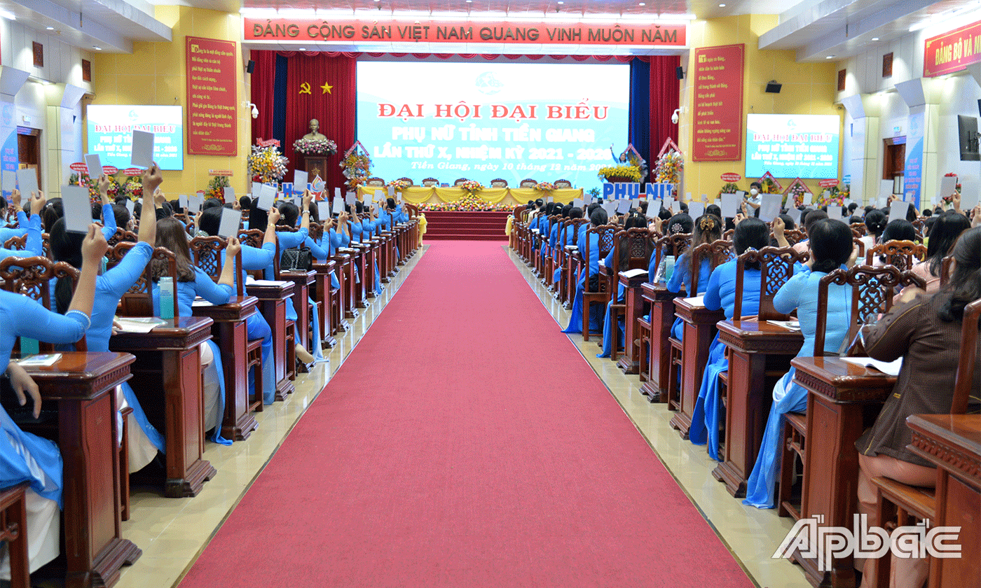 Đại biểu biểu quyết chương trình Đại hội.