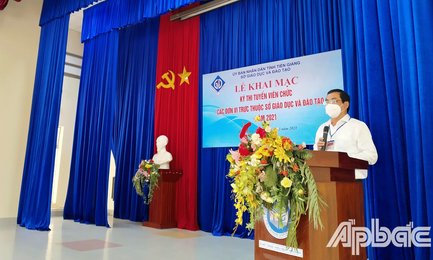 Phó Gi ám đốc Sở GD-ĐT phát biểu khai mạc kỳ thi. 
