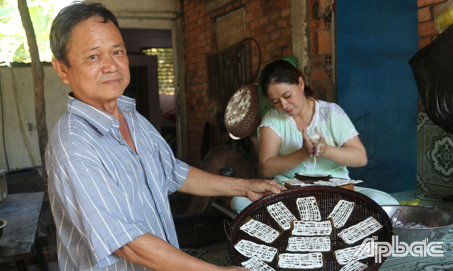 Chú Đặng Ngọc Sơn, chủ lò đời thứ 3 làm bánh nghệ ở xã Tân Tây cho biết, làm bánh nghệ không khó, bởi nguyên liệu làm bánh là từ bột nếp và bột gạo pha trộn, chỉ khó là làm sao pha bột cho thật mịn, dẻo thì mới có thể làm ra chiếc bánh nghệ ngon
