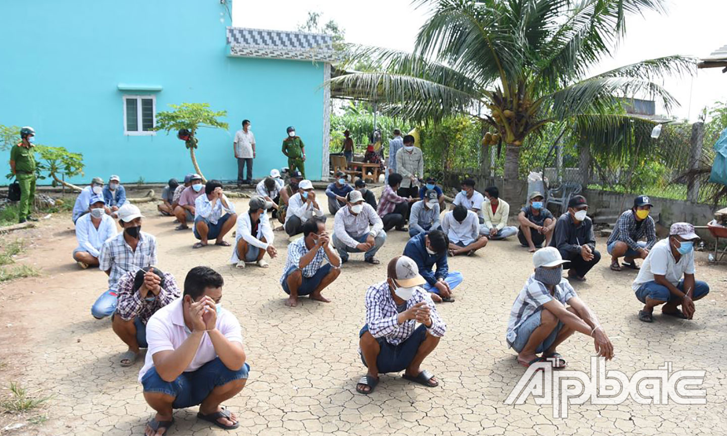 Các đối tượng bị tạm giữ.
