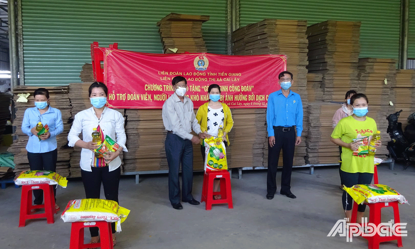 LĐLĐ thị xã đã trao 300 túi “An sinh Công đoàn” này cho đoàn viên, người lao động khó khăn trong các doanh nghiệp và trường học.