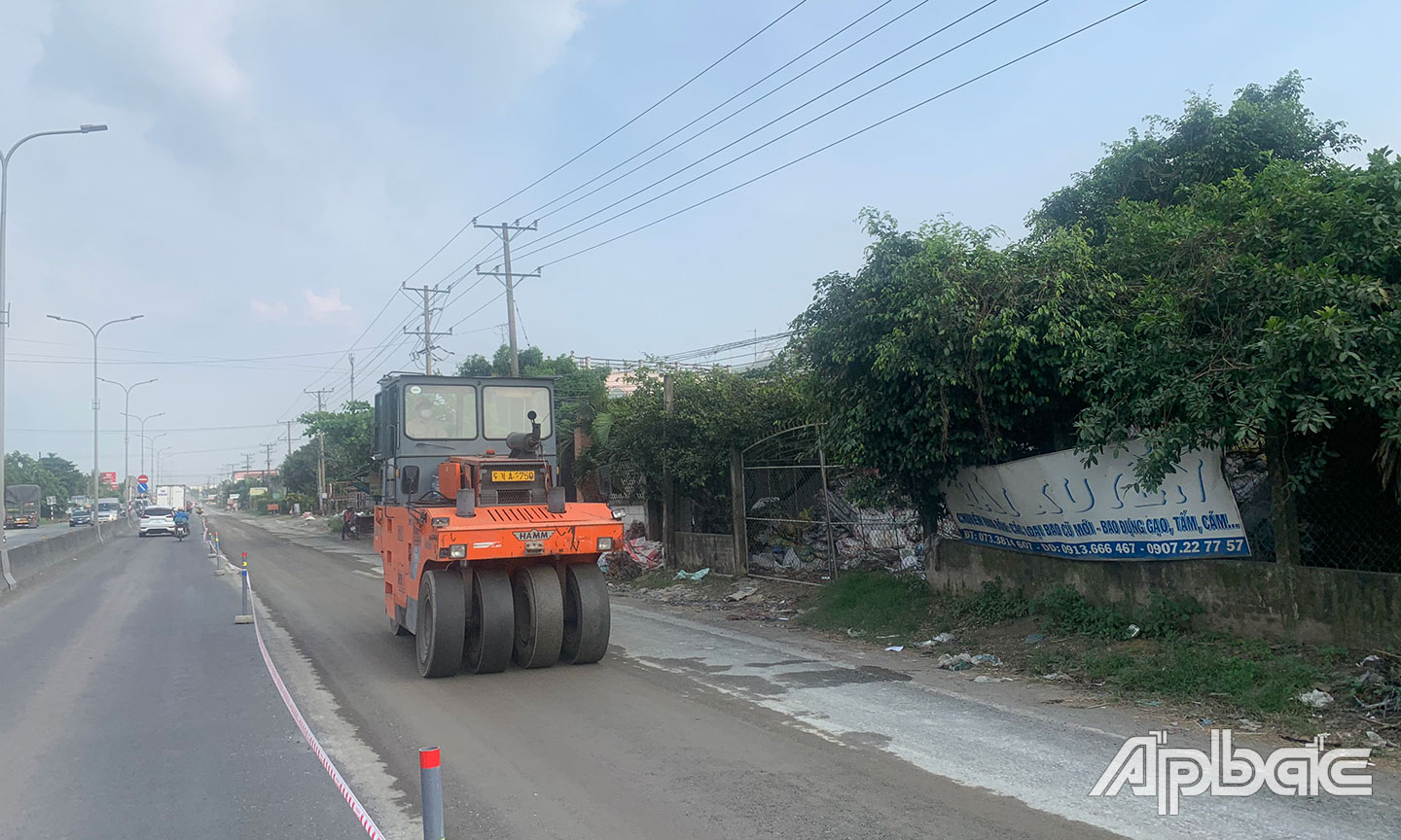 Thi công trên tuyến quốc lộ 1.