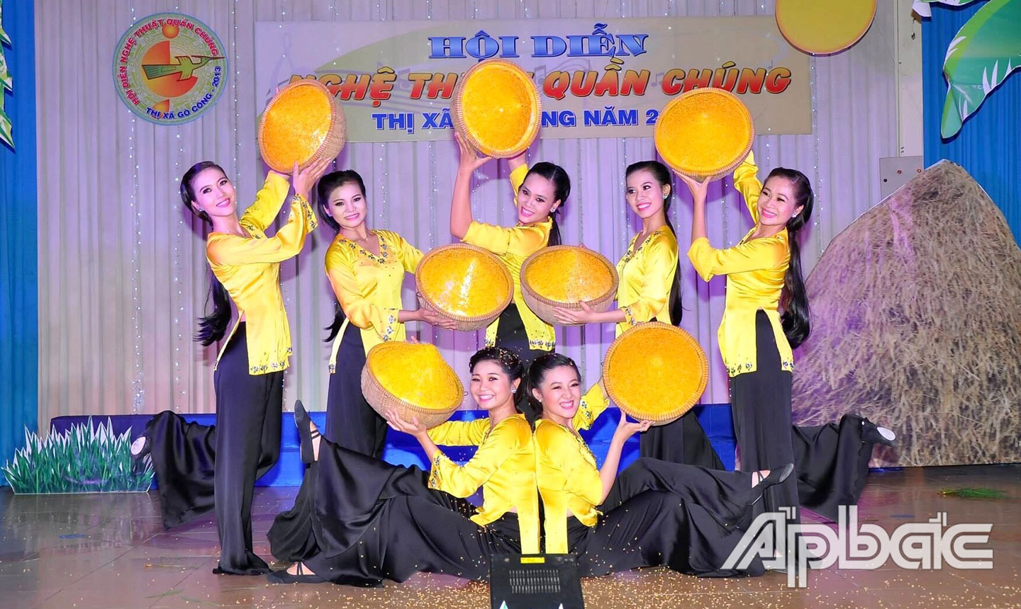 Nhiều tiết mục hát, múa tại Hội diễn Nghệ thuật quần chúng ở TX. Gò Công được dàn dựng công phu. (ảnh do Đội Tuyên truyền lưu động TX. Gò Công cung cấp, chụp khi dịch chưa bùng phát).