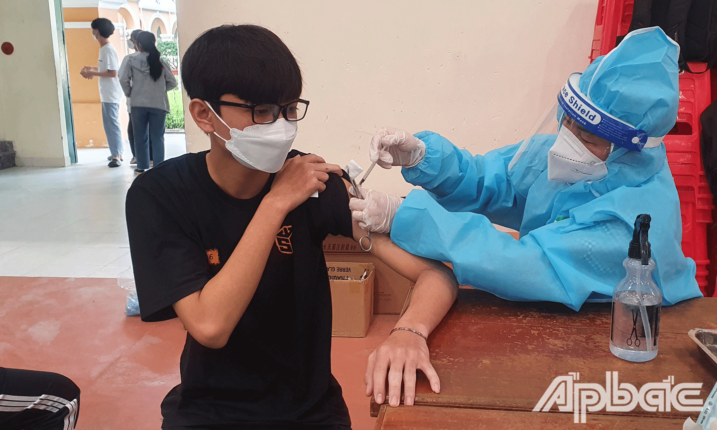 Học sinh Trường THPT Chuyên tiêm vắc xin phòng Covid-19 mũi 2. 