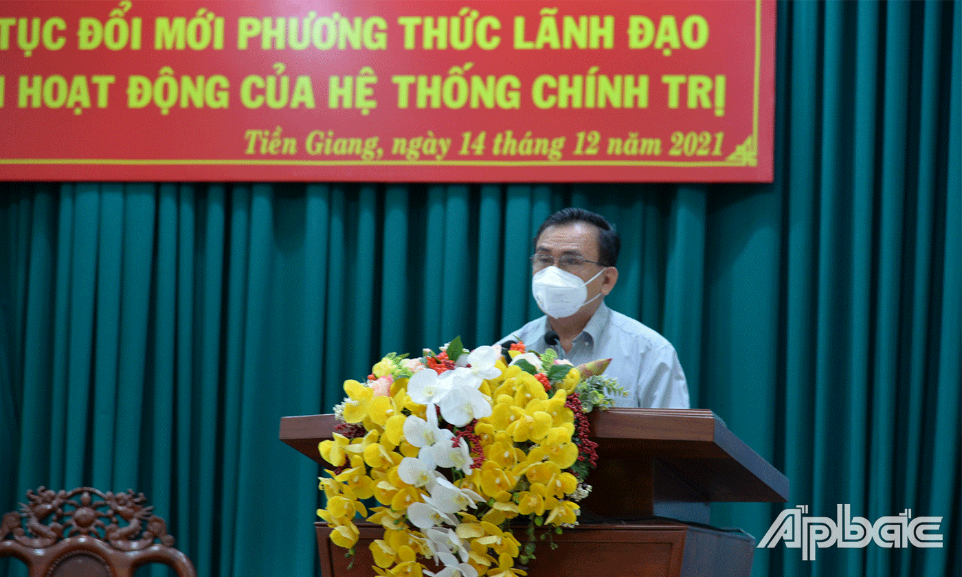 Phó Bí thư thường trực Tỉnh ủy Võ Văn Bình phát biểu chỉ đạo hội nghị.
