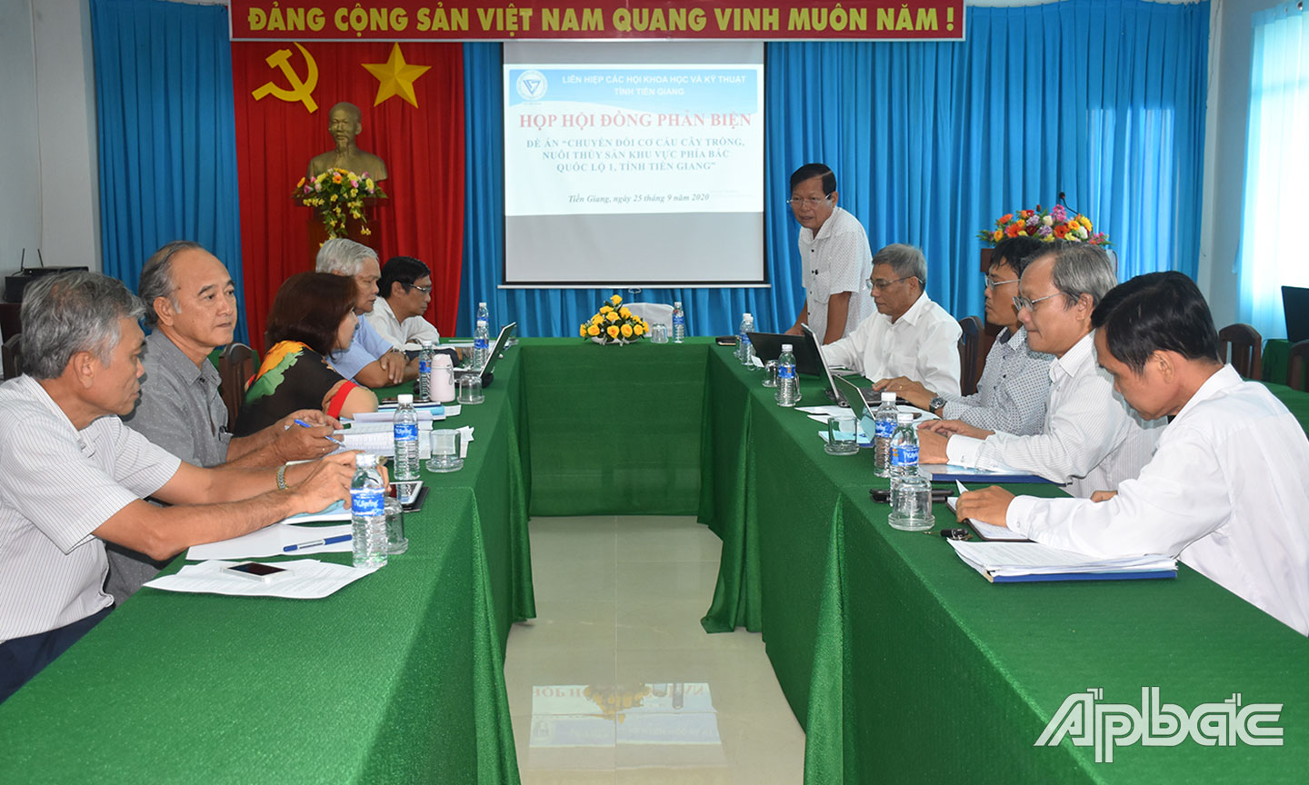 TS. Nguyễn Văn Khang, Chủ tịch Liên hiệp Hội chủ trì cuộc họp  Hội đồng phản biện ” (ảnh chụp trước khi  dịch Covid-19  bùng phát  tại Tiền Giang).