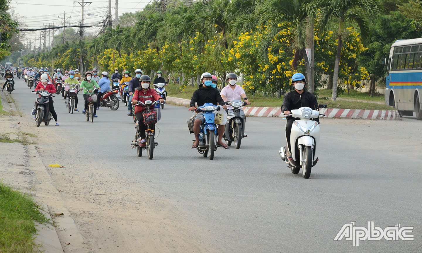 Công nhân đến làm việc tại KCN Tân Hương.