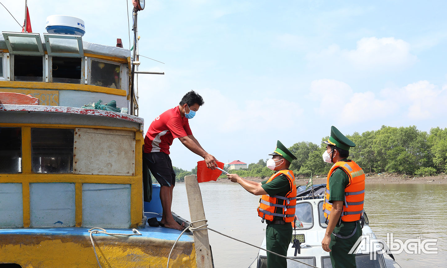Lực lượng Bộ đội BP Đồn BP Kiểng Phước tuần tra kiểm soát nơi cửa biển.