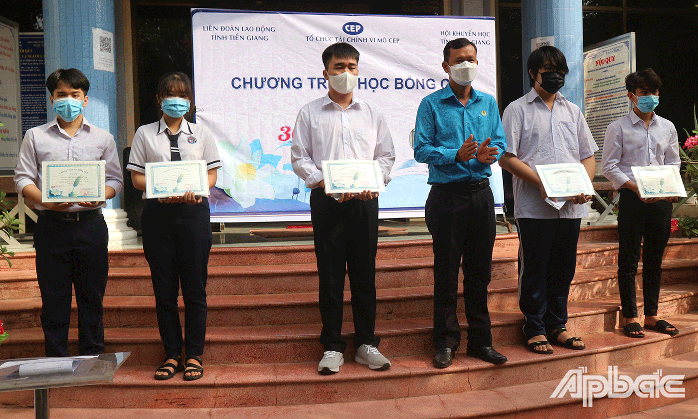 Phó Chủ tịch Liên đoàn Lao động tỉnh Tiền Giang Hoàng Khắc Tinh trao học bổng cho các em tân sinh viên