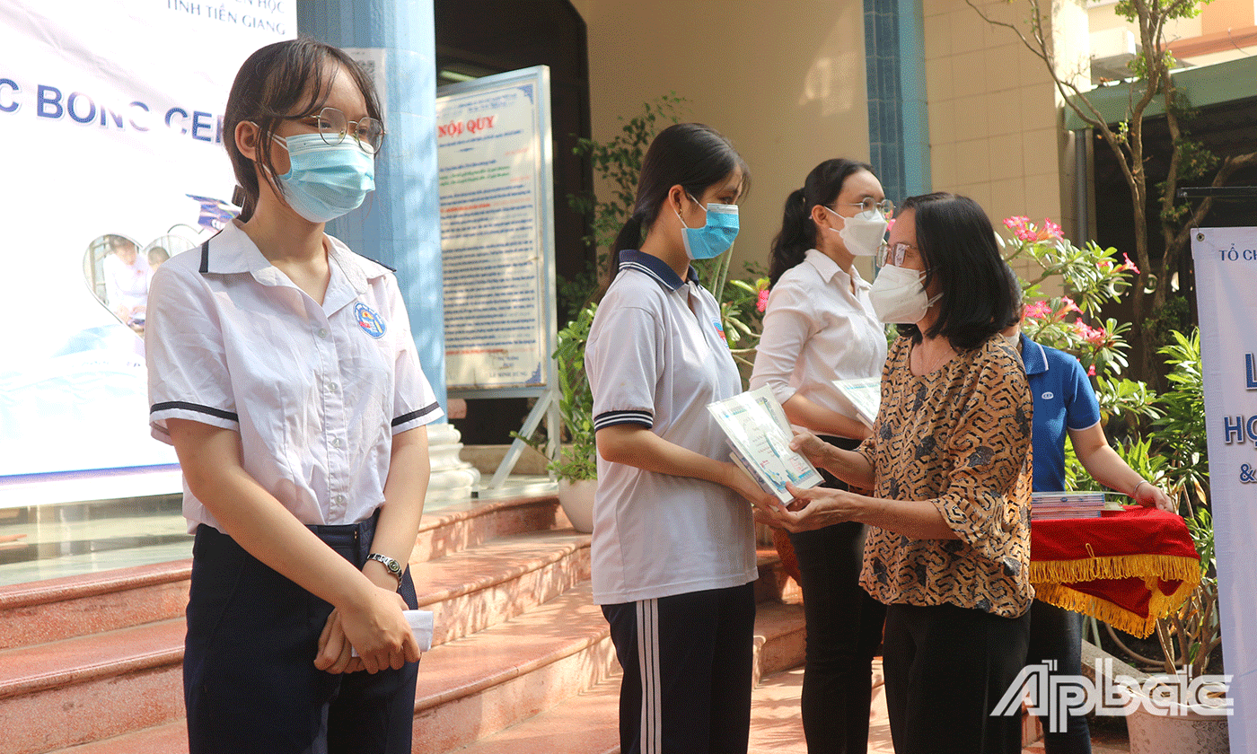 Các em tân sinh viên vượt khó, học giỏi nhận học bổng 