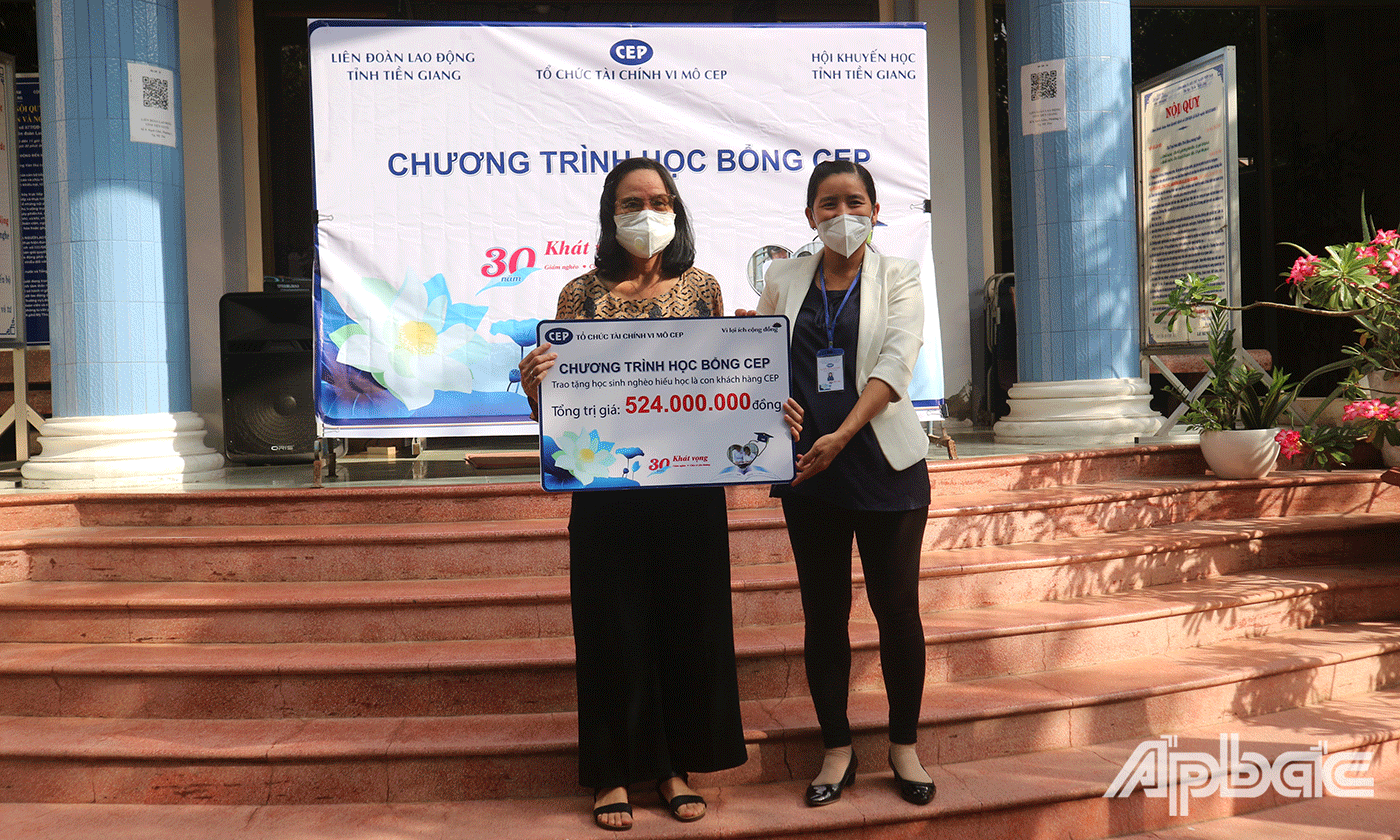 Hội Khuyến học tỉnh Tiền Giang nhận bảng tượng trưng các suất học bổng và quà tặng 