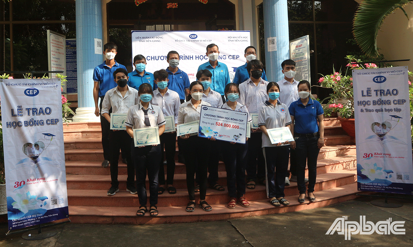 Các em tân sinh viên tại buổi lễ trao học bổng 