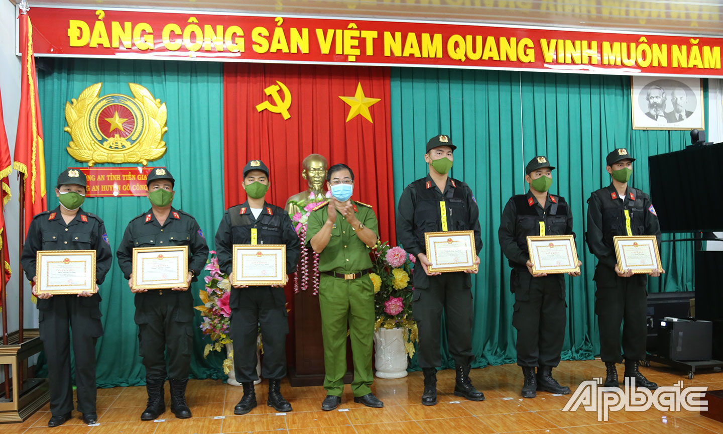Công an huyện Gò Công Tây trao giấy khen cho tập thể và cá nhân hoàn thành xuất sắc nhiệm vụ.