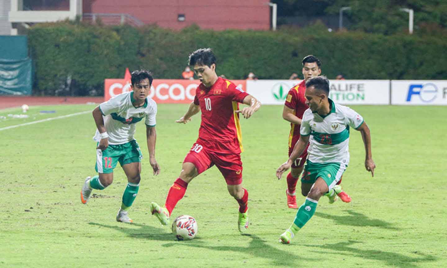 Hàng công của Đội tuyển Việt Nam (áo đỏ) đang thiếu đi những cầu thủ có thể tạo nên đột biến. Ảnh: Vietnamnet.vn