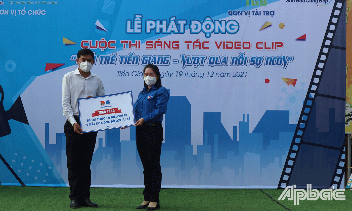 Ban tổ chức trao trao 50 túi thuốc điều trị F0 và 50 máy đo nồng độ Oxi Pulse.