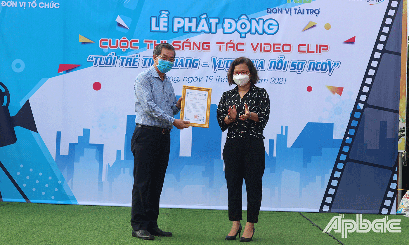 Đại diện Tập Đoàn Green+ nhận thư cảm ơn từ lãnh đạo Ủy ban nhân dân huyện Gò Công Đông 