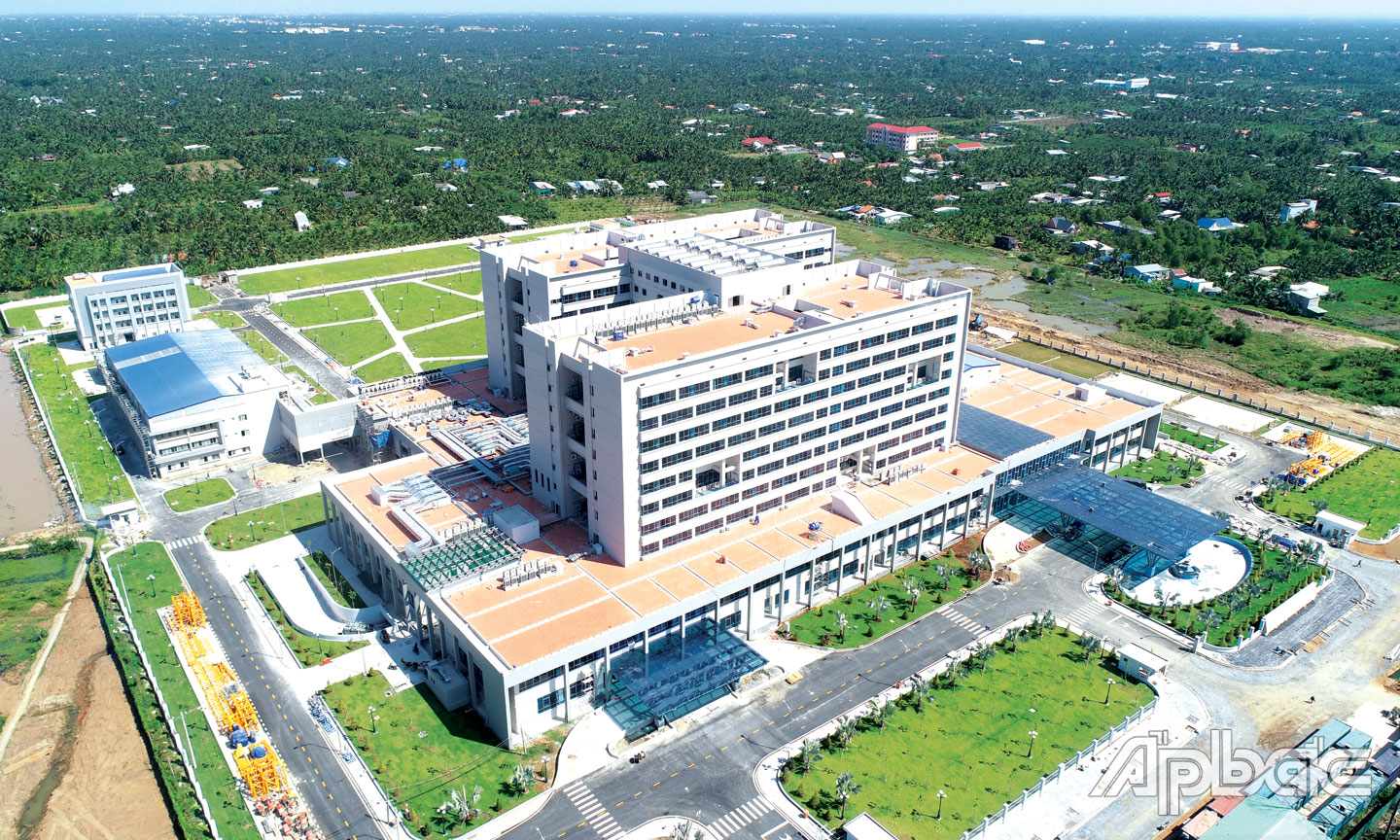 Dù chịu tác động của dịch Covid-19 nhưng nhiều công trình, dự án trên địa bàn Tiền Giang cũng cơ bản hoàn thành và chuẩn bị đưa vào sử dụng. Trong ảnh công trình đường cao tốc Trung Lương - Mỹ Thuận (chụp ngày 18-12). 															        Ảnh: THẢO - THÀNH