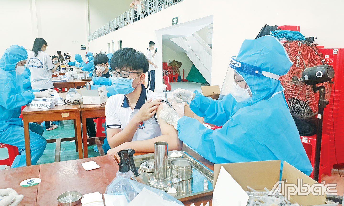 Trường THPT Nguyễn Đình Chiểu tổ chức tiêm vắc xin Covid-19 mũi 2 cho học sinh.  