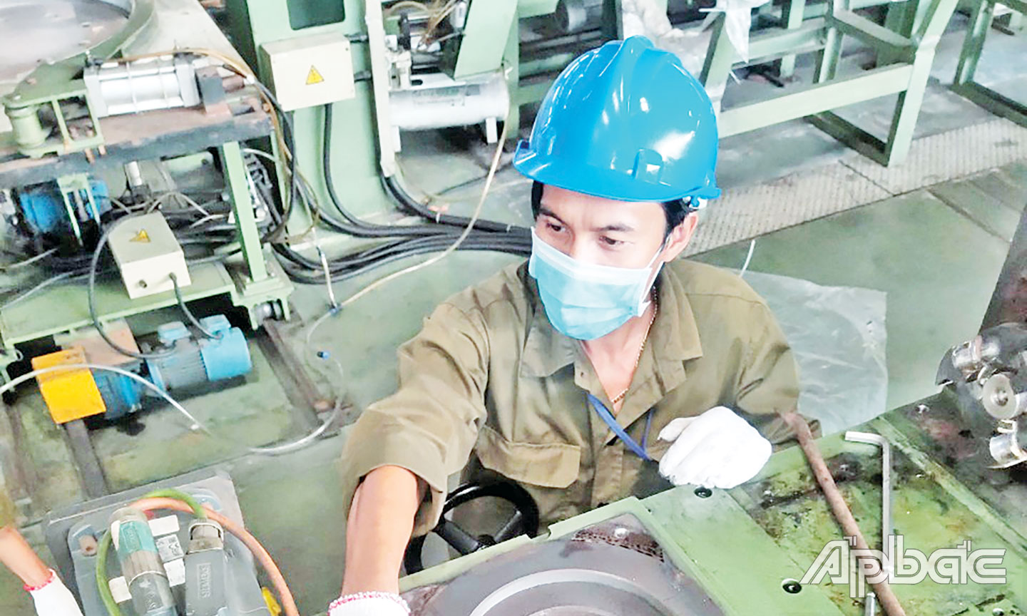 Anh Tiên đang trong giờ làm việc tại Công ty TNHH  Gia công đồng  Hải Lượng.
