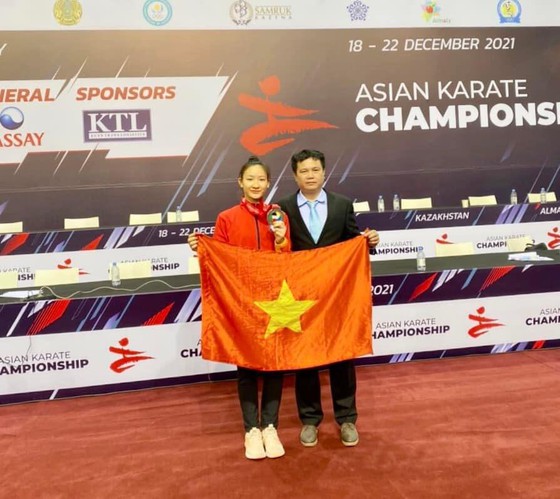 VĐV Hoàng Thị Mỹ Tâm có HCV đầu tiên cho đoàn karate Việt Nam. 