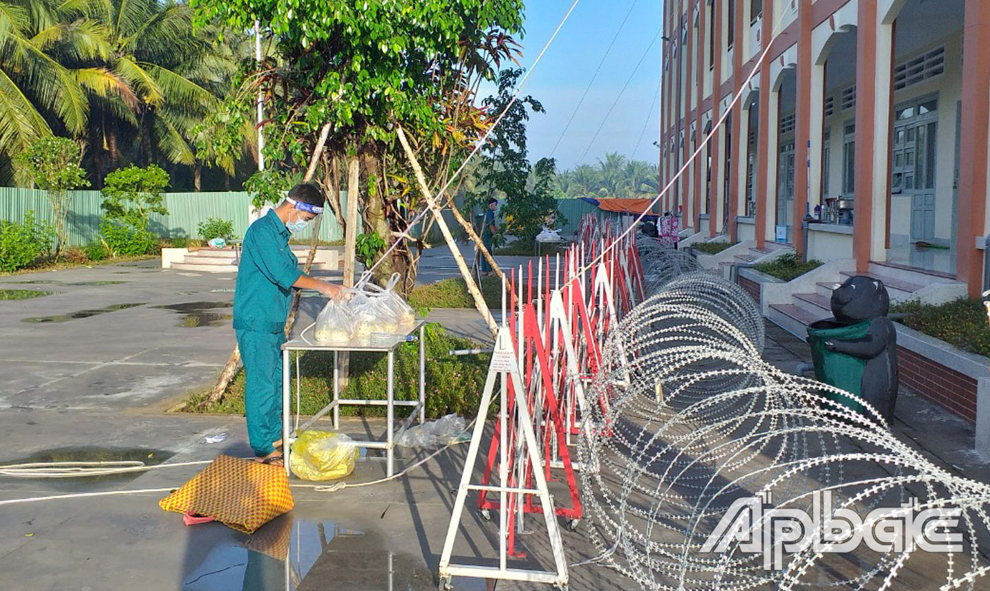  Lực lượng vũ trang huyện Châu Thành  đảm bảo công tác hậu cần  trong khu vực cách ly.