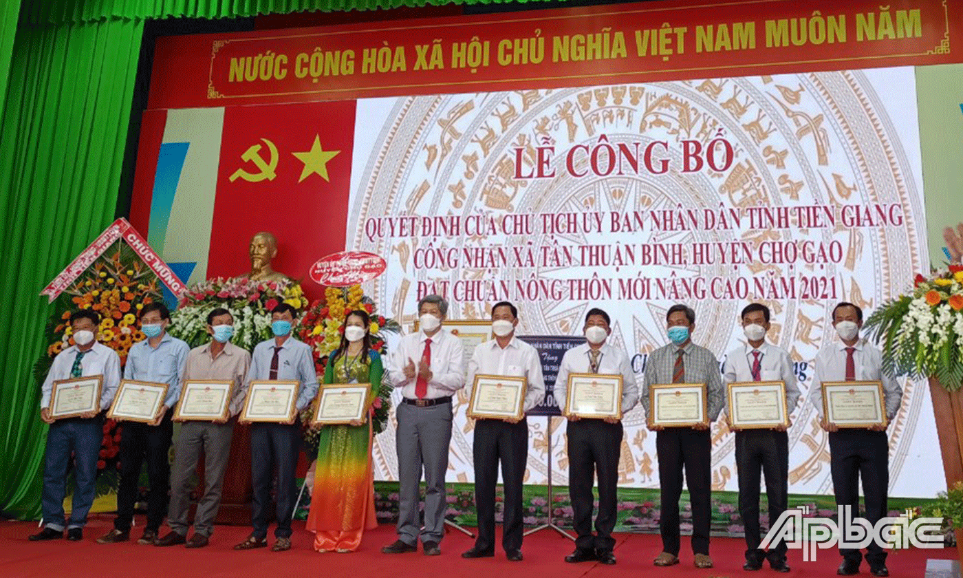 Khen thưởng các tập thể, cá nhân.