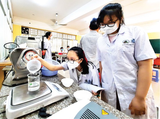 Sinh viên năm cuối ngành Công nghệ thực phẩm Trường ĐH Sư phạm Kỹ thuật TPHCM học thực hành tại phòng thí nghiệm.