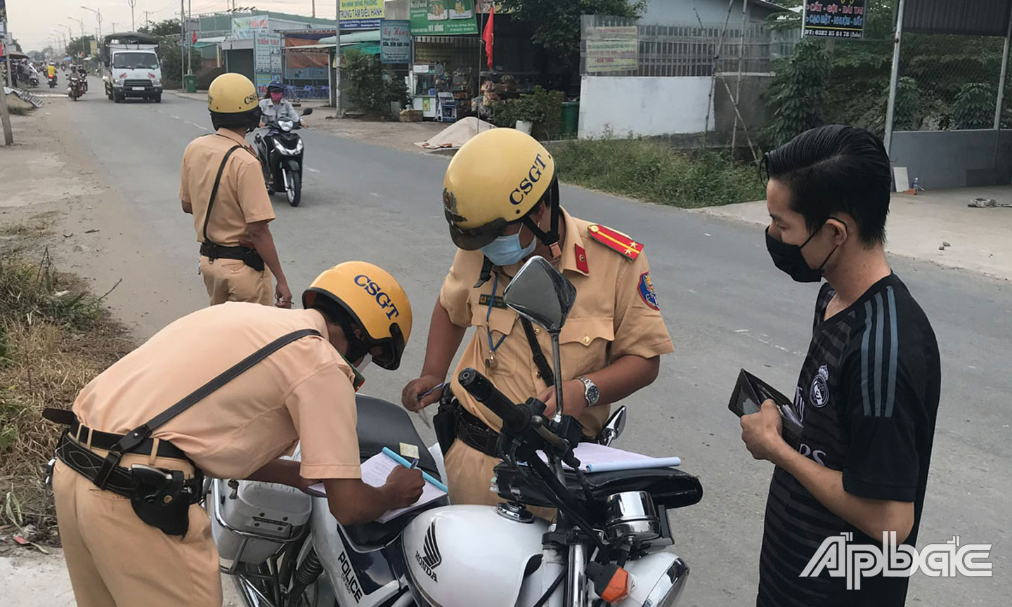 Lực lượng chức năng tuần tra xử lý trường hợp vi phạm an toàn giao thông. Ảnh: T. LÂM
