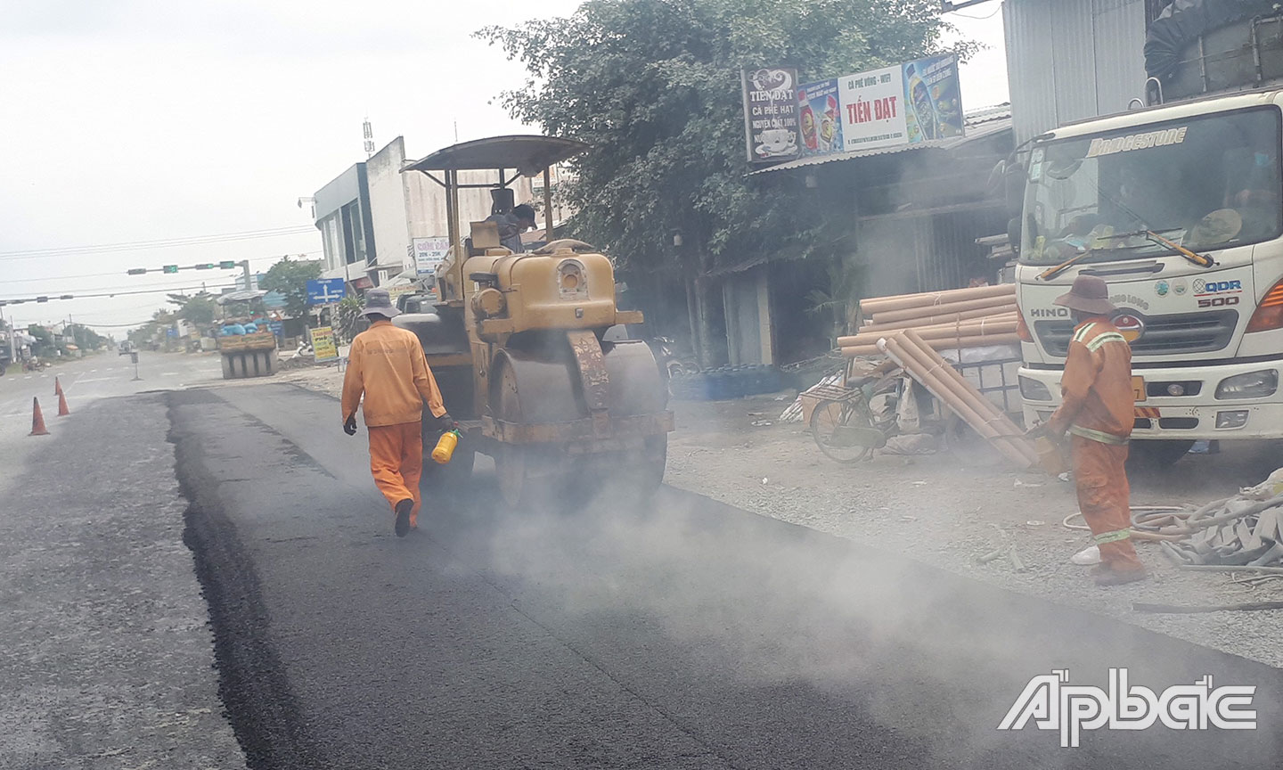 Thảm nhựa điểm giao đường tỉnh 868 và tuyến tránh TX. Cai Lậy