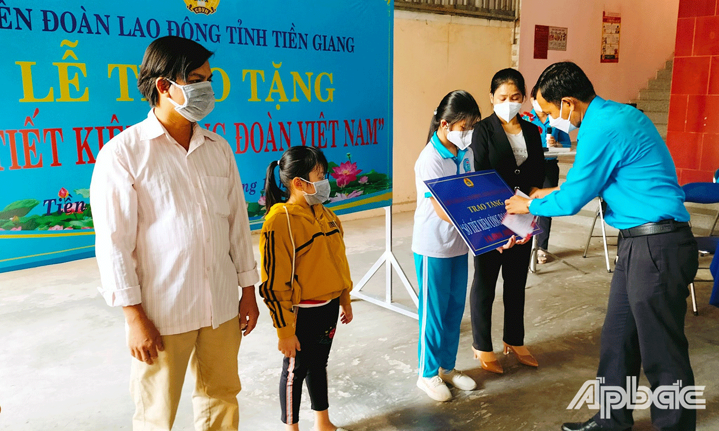 Lễ trao tặng “Sổ tiết kiệm Công đoàn Việt Nam” cho các cháu là con đoàn viên Công đoàn tử vong do dịch Covid-19.