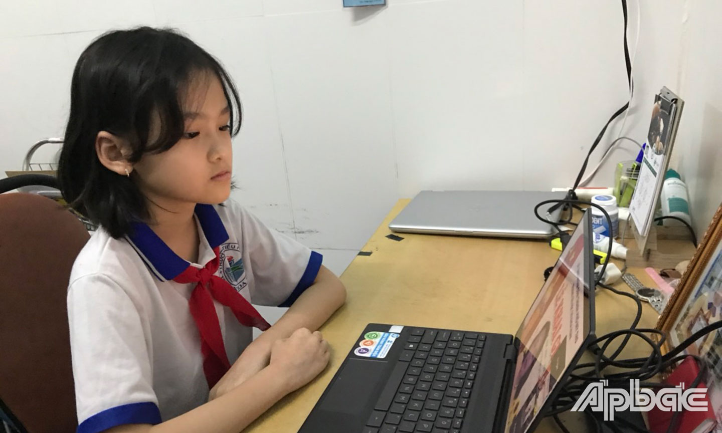 Học sinh các trường học trên địa bàn tỉnh Tiền Giang đang chuẩn bị bước vào kiểm tra học kỳ I. (Ảnh: Học sinh Trường Tiểu học Thủ Khoa Huân học trực tuyến). 