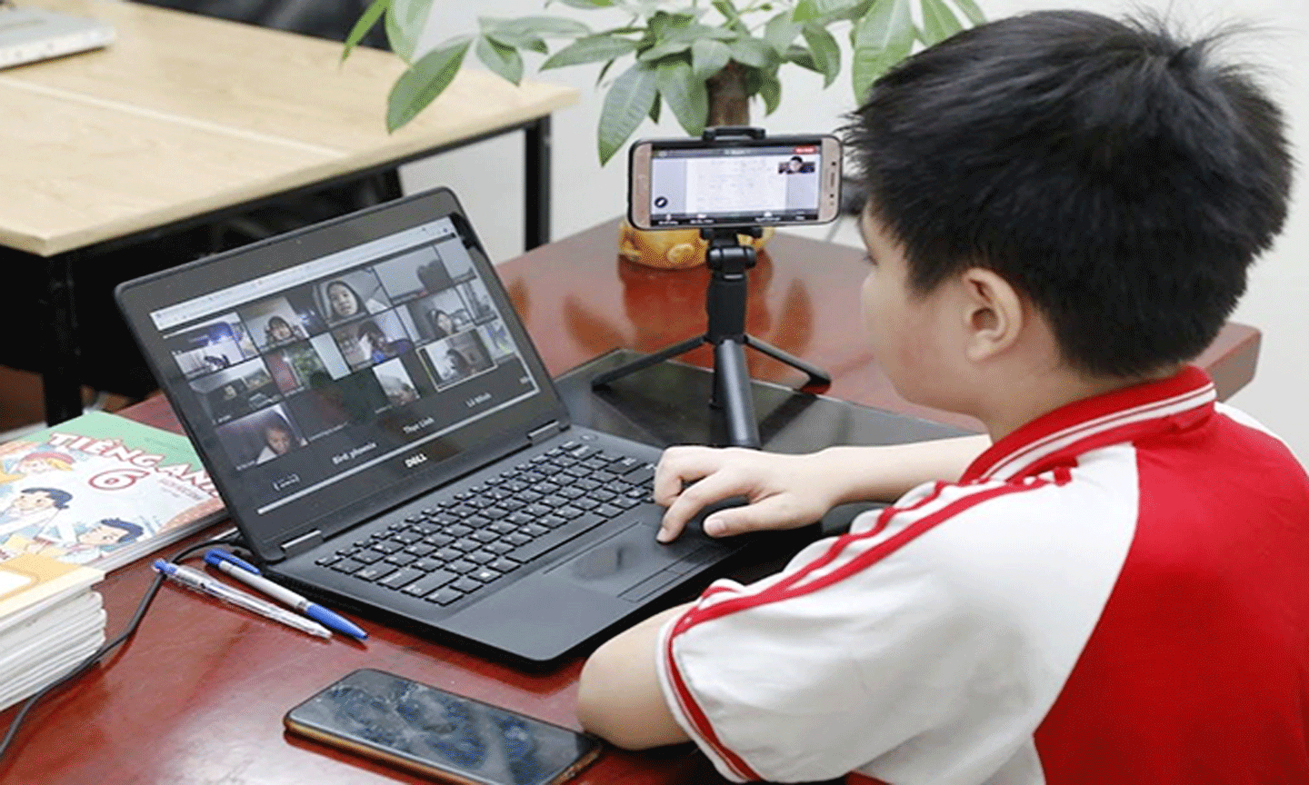 Trẻ em học trực tuyến trong những tháng ngày dịch Covid-19. Ảnh: MINH HÀ