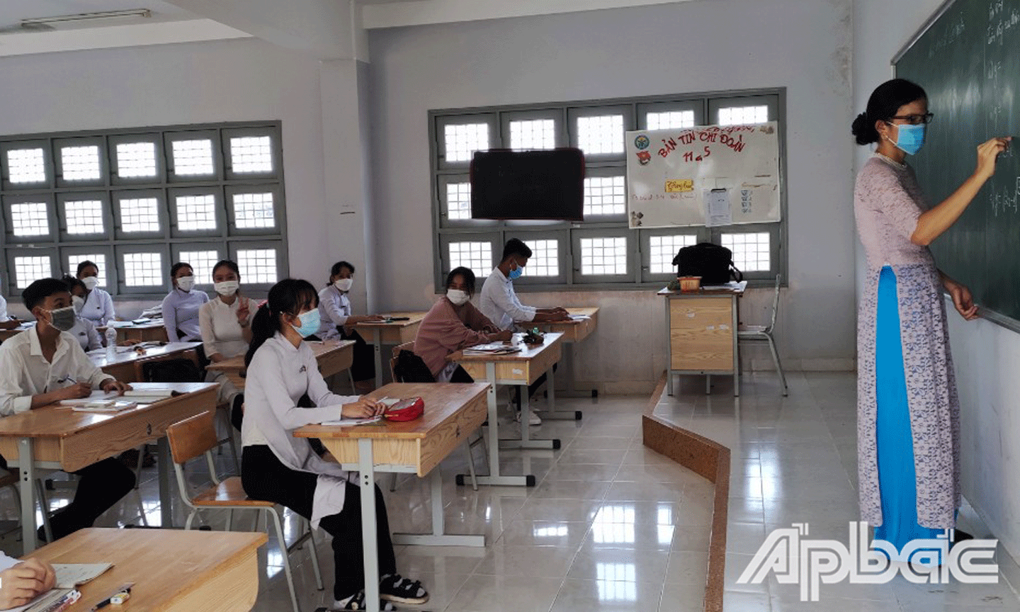 Bên cạnh học sinh khối 9, 12 học sinh khối 10 của huyện Tân Phú Đông cùng với học sinh khối 9 và 12 tại 10 huyện, thành, thị còn lại sẽ trở lại trường vào ngày 3-1. (Ảnh chụp tại Trường THCS - THPT Phú Thạnh, huyện Tân Phú Đông),