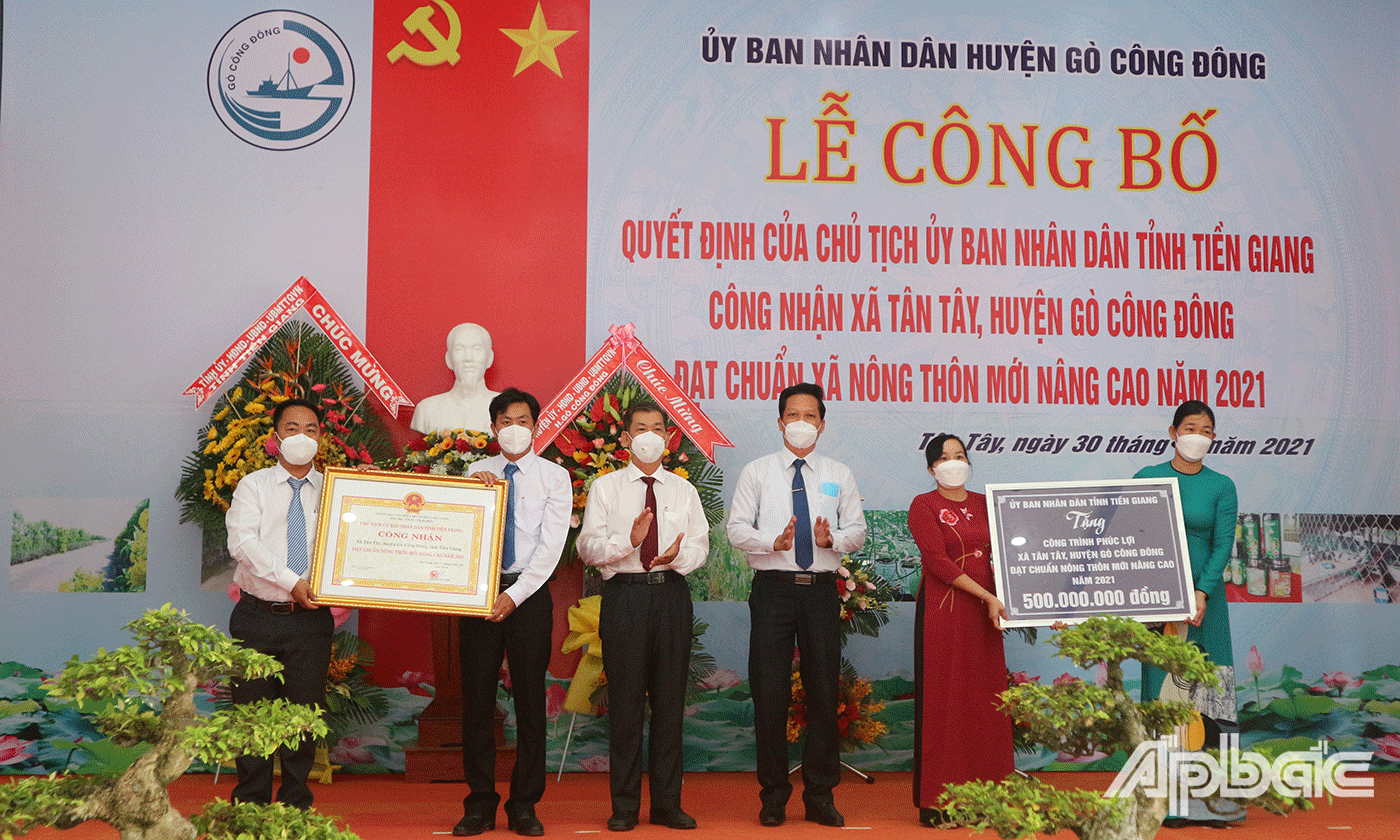 Tân Tây đón nhận Bằng công nhận xã NTM nâng cao