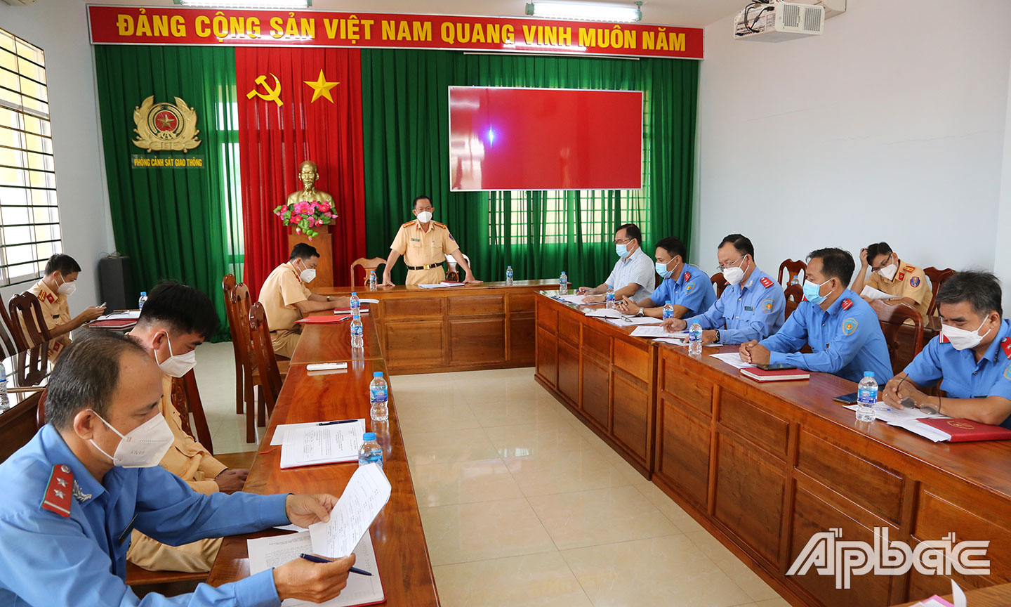 Thượng tá Nguyễn Văn Dũng chỉ đạo tại cuộc họp.