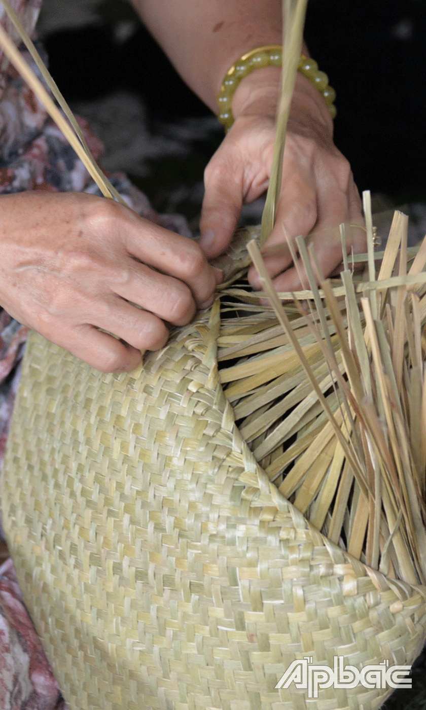 Sau chiếc giỏ cơ bản hình thành, người thợ lại tỉ mỉ đương miệng giỏ. 