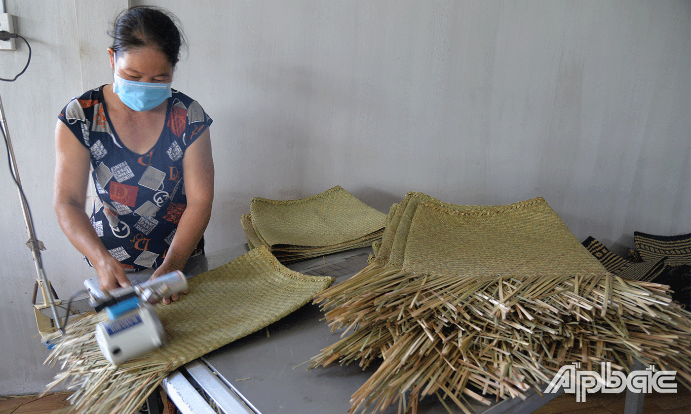 Nếu không đương miệng và đáy giỏ, thì sẽ cắt những sợ bàng thừa đề tiến hành may miệng và đáy giỏi theo một cách khác.
