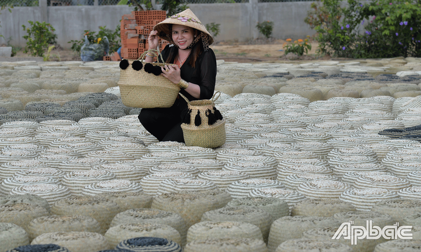 Những chiếc giỏ bàng buông nhiều kích cỡ được phơi dưới nắng trông rất đẹp mắt.