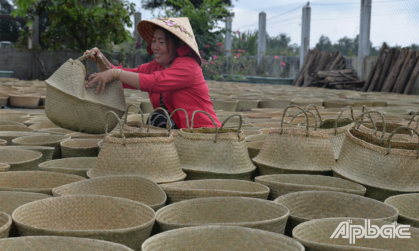 Cơ sở sản xuất giỏ bàng buông Liên Hên của chị Lai Thị Hên (ảnh) đã giải quyết việc làm cho hơn 10 lao động tại chổ và hàng trăm lao động tại nhà.