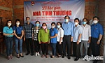 Báo Ấp Bắc: Bàn giao 2 nhà tình thương và trao quà tết cho hộ nghèo