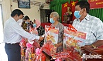Đồng chí Nguyễn Ngọc Trầm thăm, chúc tết gia đình chính sách