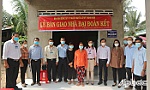 Báo Ấp Bắc trao 2 nhà đại đoàn kết