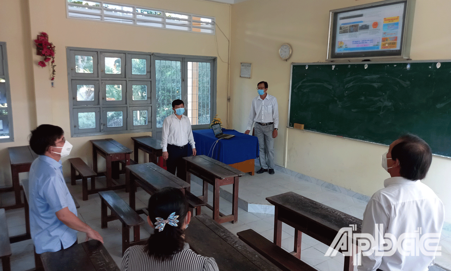 .Kiểm tra công tác kết nối các thiết bị kết nối trực tuyến tại Trường THPT Đốc Binh Kiều, TX. Cai Lậy. 