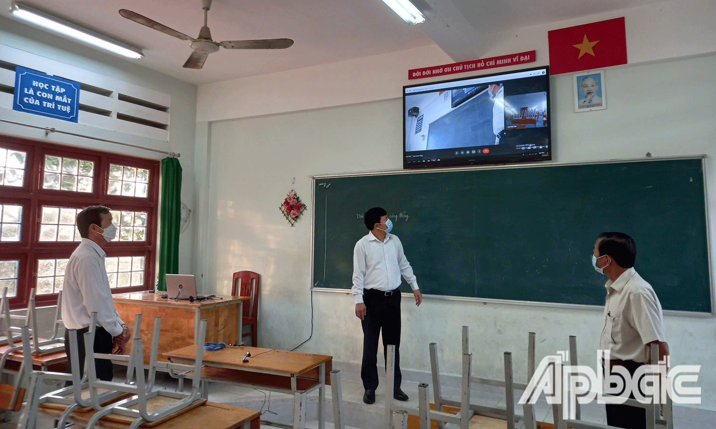 Tiến sĩ Lê Quang Trí yêu cầu lãnh đạo Trường THCS Đoàn Thị Nghiệp, huyện Cai Lậy cần phải rà soát thật kỹ các điều kiện cơ sở vật chất trước giờ đón học sinh trở lại trường. 