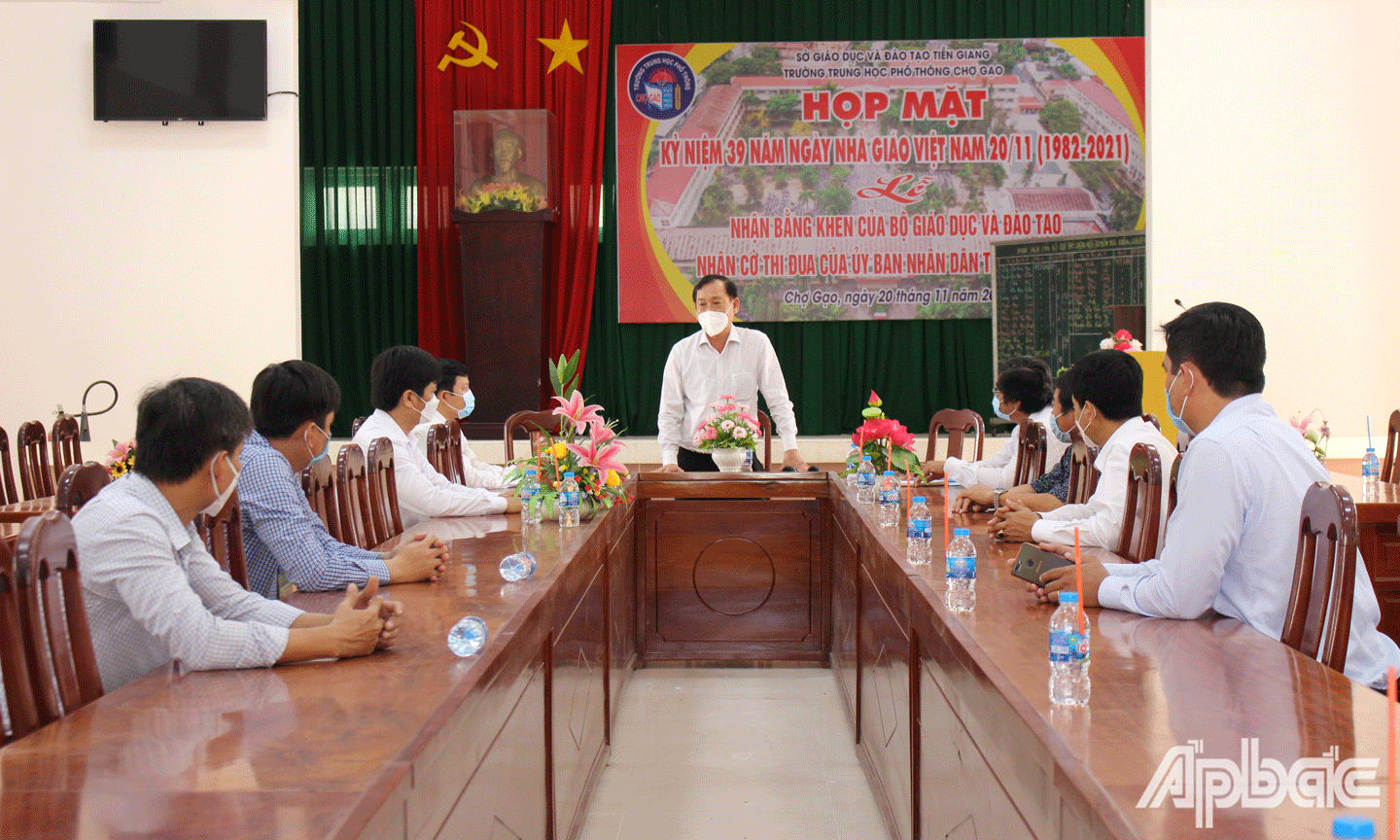 Đồng chí Nguyễn Văn Vĩnh làm việc với lãnh đạo Trường THPT Chợ Gạo. 